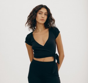 Organic Basics ORGANIC COTTON Core Rib Wrap Crop Top Zwart | 43586-ZUFD